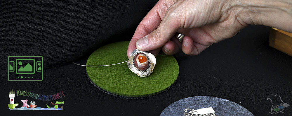 das slideshow-Fenster für 'kunsthandwerkermarkt-straubing.de' anzeigen ...
Die beiden Künstlerinnen Michaela Zehentbauer-Hilmer und Grit Gewald bringen Kunst & Kreation auf den Kunsthandwerkermarkt Straubing.