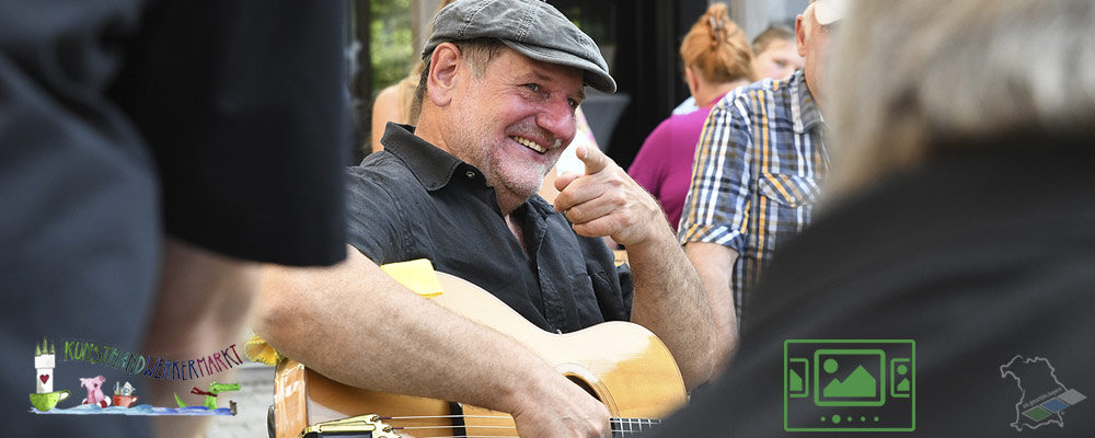 das slideshow-Fenster für 'kunsthandwerkermarkt-straubing.de' anzeigen ...
Die beiden Künstlerinnen Michaela Zehentbauer-Hilmer und Grit Gewald bringen Kunst & Kreation auf den Kunsthandwerkermarkt Straubing.