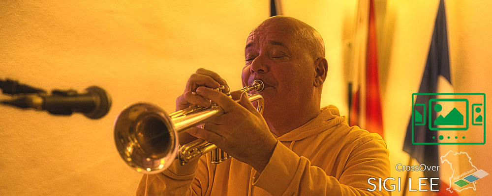 das slideshow-Fenster für 'sigilee.com' anzeigen ...
Der Herzblut-Musiker Sigi Lee mit der Formation CrossOver :: Woidmuse, Mafia Bavarese, Big Band, Liam, ... und sehr viel mehr.