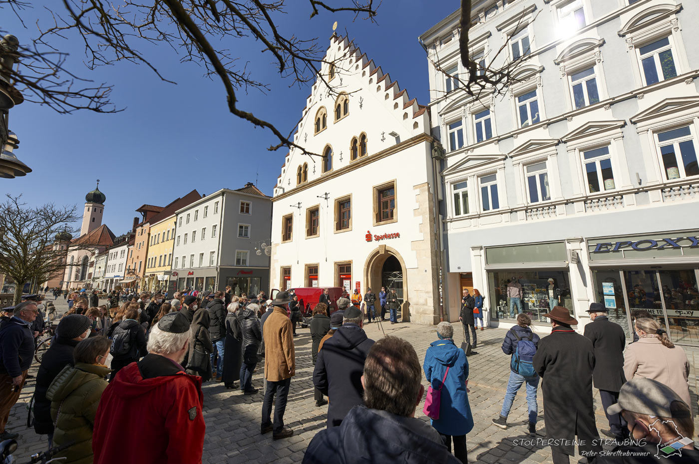 Im März 2022 hat der Künstler Gunter Demnig in Straubing 22 weitere Stolpersteine verlegt. Sehen Sie Impressionen eines zu tiefst bewegenden Tages. | © pr.achtvoll.es