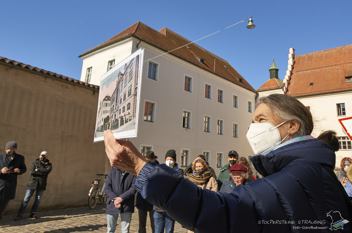 Im März 2022 hat der Künstler Gunter Demnig in Straubing 22 weitere Stolpersteine verlegt. Sehen Sie Impressionen eines zu tiefst bewegenden Tages. | © pr.achtvoll.es