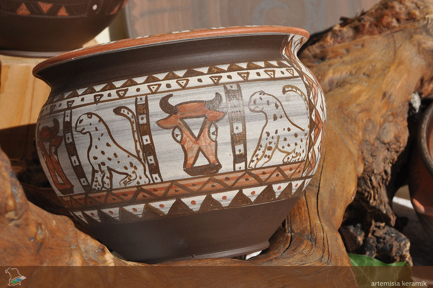 Bei artemisia keramik gibt es verschiedenste, handgefertigte Räuchergefäße aus Keramik, ebenso  AhnInnentöpfe, Urnen und Göttinnenfiguren. | © artemisia-keramik.de