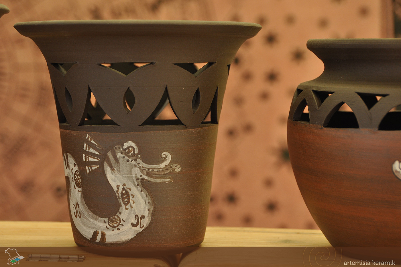 Bei artemisia keramik gibt es verschiedenste, handgefertigte Räuchergefäße aus Keramik, ebenso  AhnInnentöpfe, Urnen und Göttinnenfiguren. | © artemisia-keramik.de